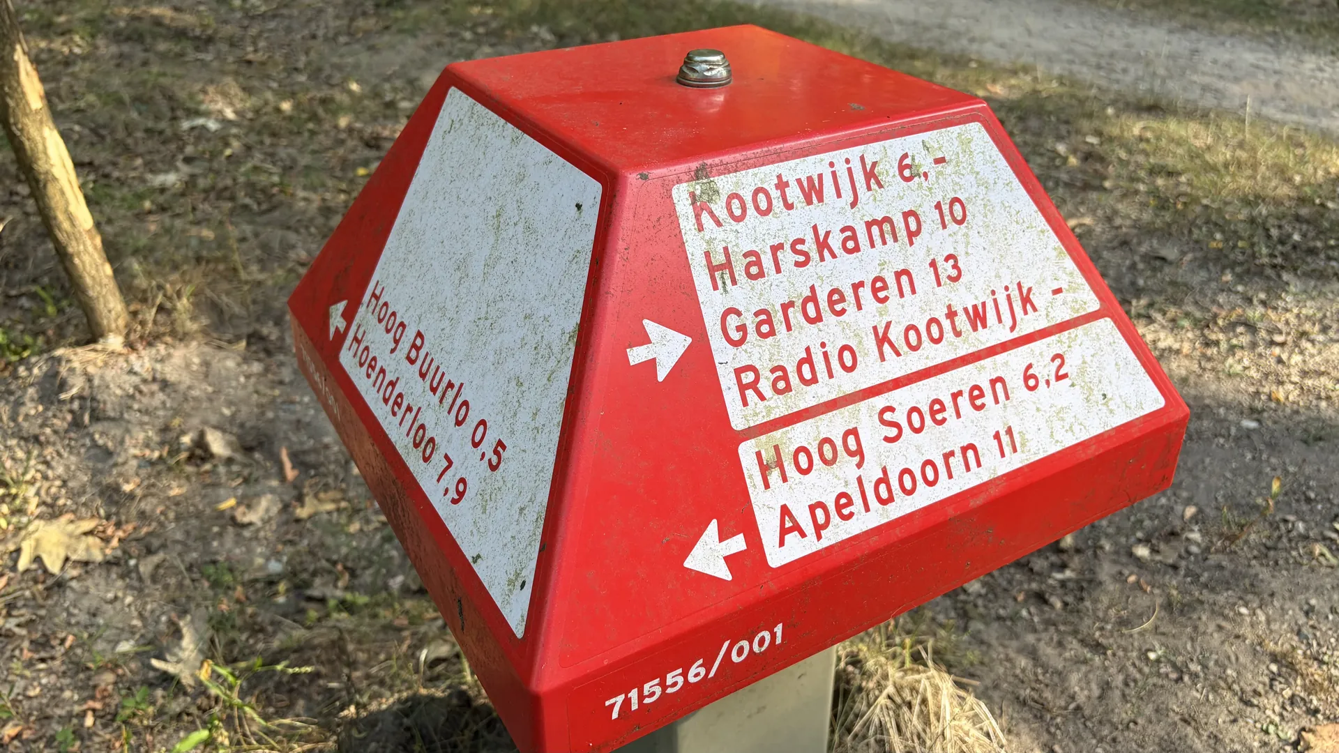 ANWB-paddenstoel met wegwijzers naar Hoog Soeren, Radio Kootwijk en Apeldoorn