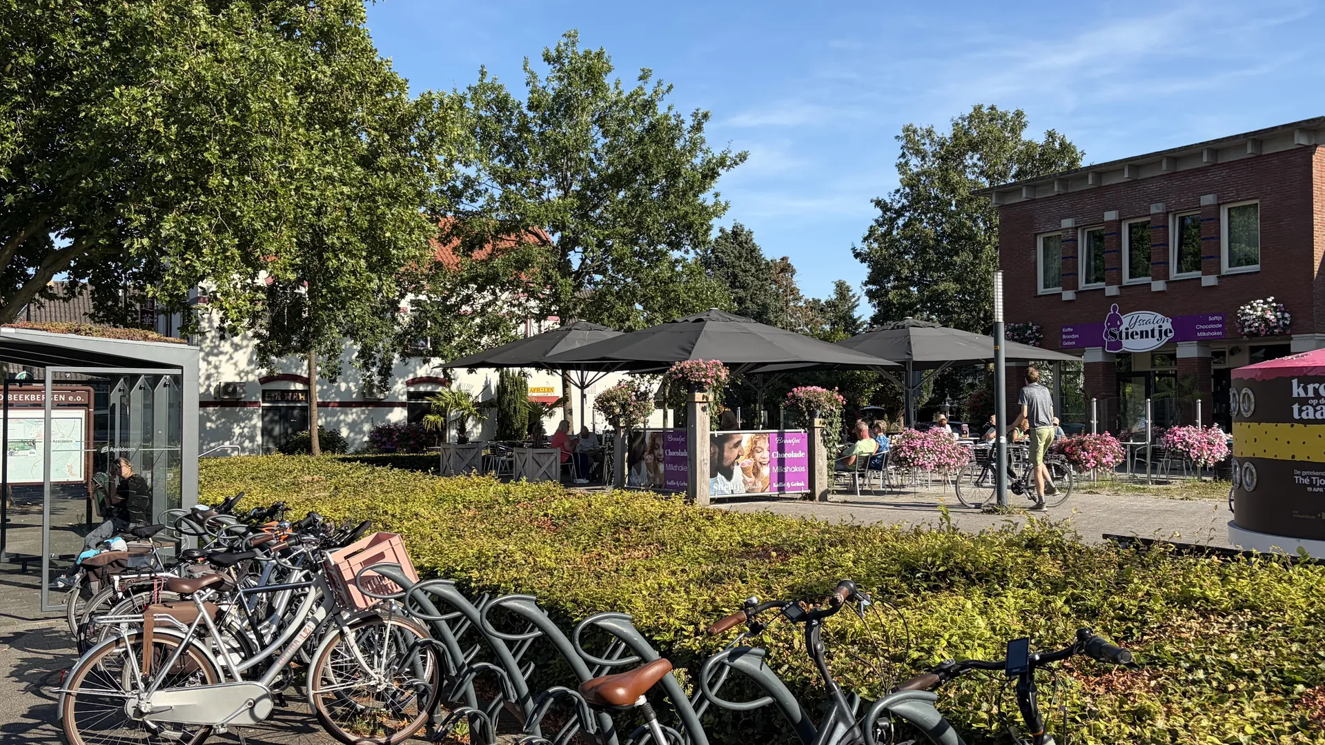 Dorpsplein Beekbergen met terras