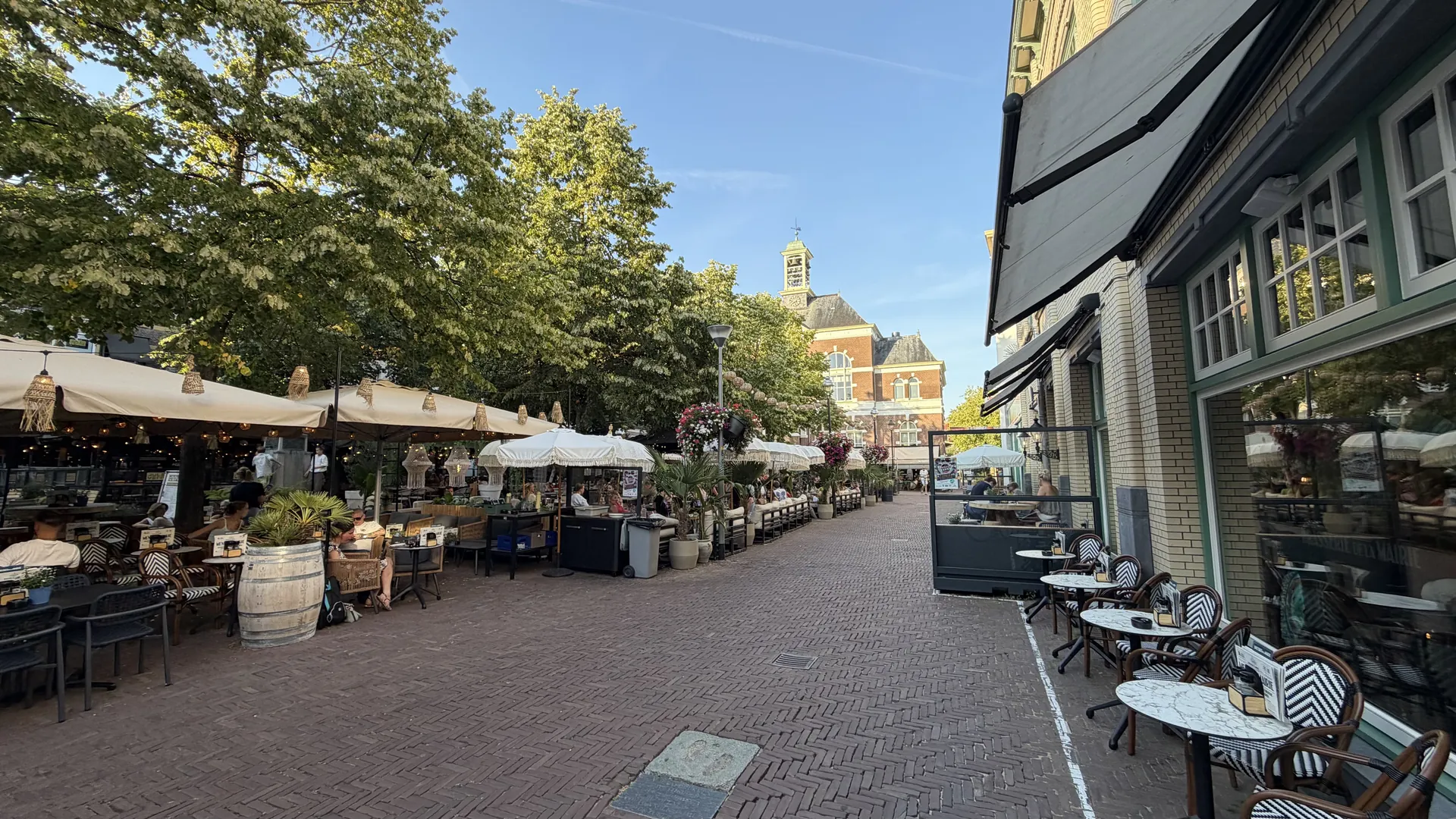 Raadhuisplein Apeldoorn met de raadhuistoren