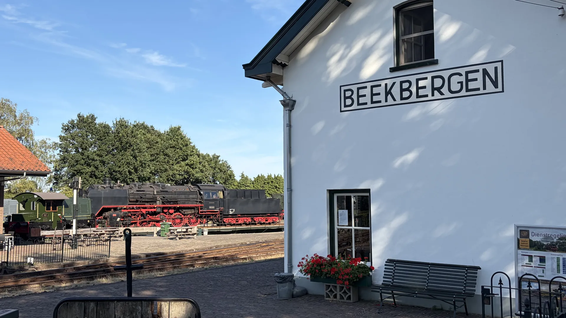 Station Beekbergen met stoomlocomotief
