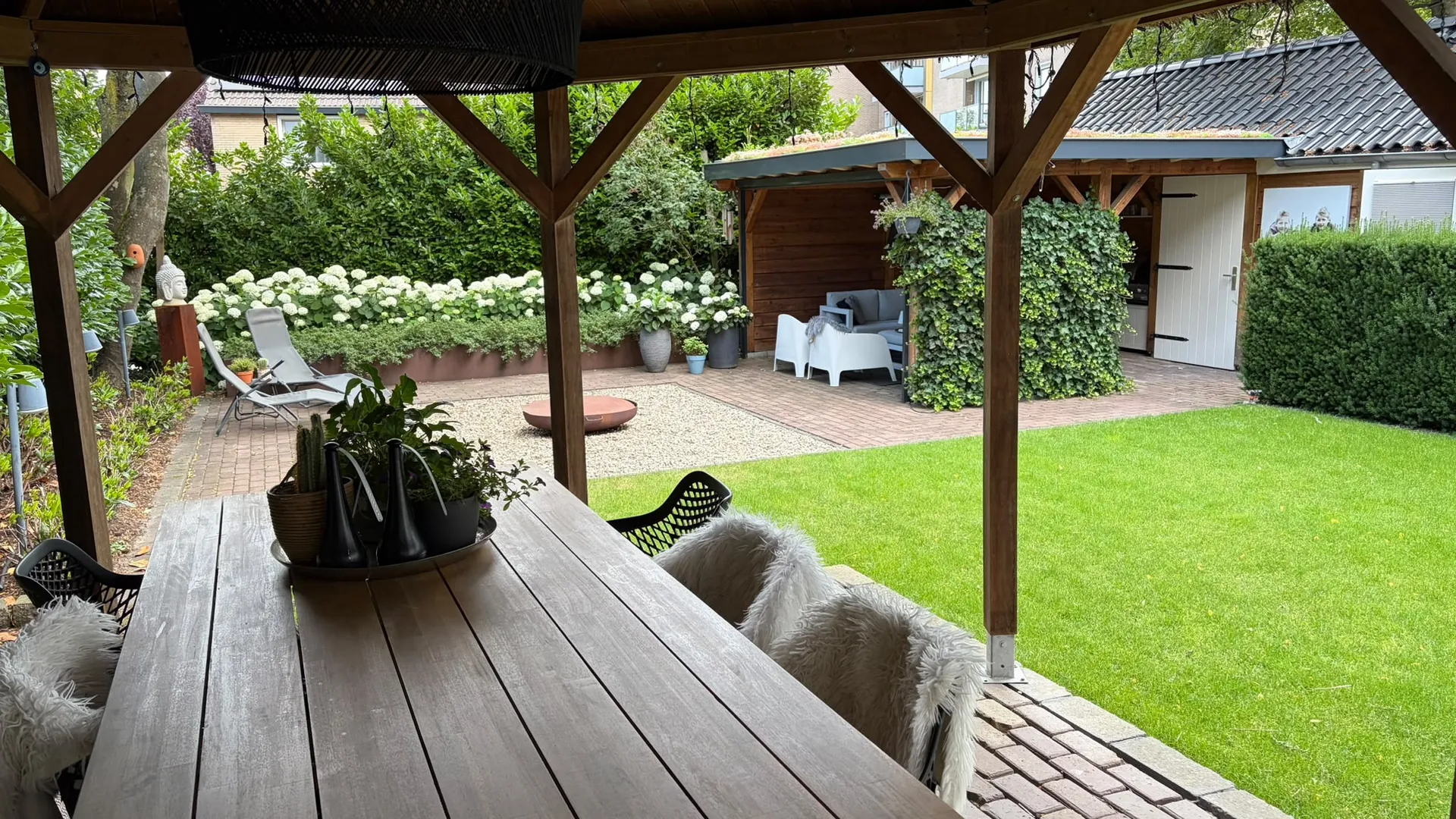 Eettafel op de veranda met uitzicht op de tuin